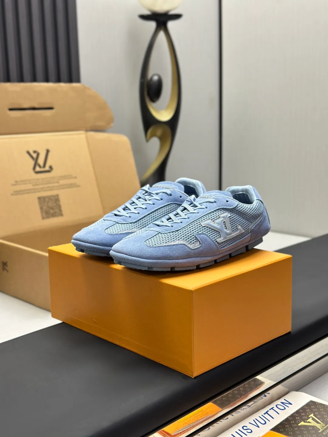 👟👟Ex-factory price 680👟👟 (Top version fully packaged) LV Louis Vuitton L Family Donkey Brand Latest Rally Series Mesh Casual Sports Shoes Doudou Shoes Original purchase, development and production This LV Rally sports shoe is made of suede cow leather and mesh fabric, and a rubber pad outsole is incorporated into the driving shoe configuration, making it a modern choice that is both comfortable and light. The LV letters on the side, the handwritten Louis Vuitton logo on the rear, and the Vuitton logo on the tongue and outsole jointly brand the brand mark. Exquisite packaging at the delivery counter🛍📦 ▪️Fabric: Original customized imported mesh + cowhide ▪️Inner lining: Original customized breathable mesh lining ▪️Outsole: Original molded anti-slip rubber material ▪️Sole thickness: 2CM ▪️Size: Men's 39-45